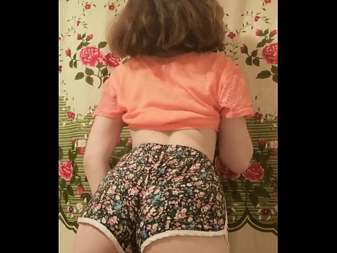 ❤️ Dhallaan yar oo sexy ah oo iska siibaysa surwaalka gaaban ee kamarada ❤️ Porno Guri ❤